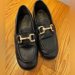 Zara, kids black flat shoe with Gold chain. Kids size 31 (US 13)
